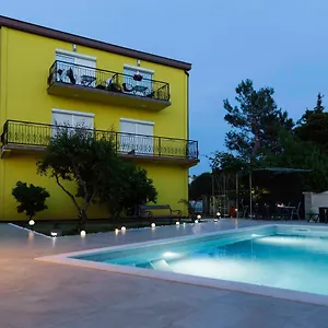 https://apartment-mery-pula.pula-hotels.org